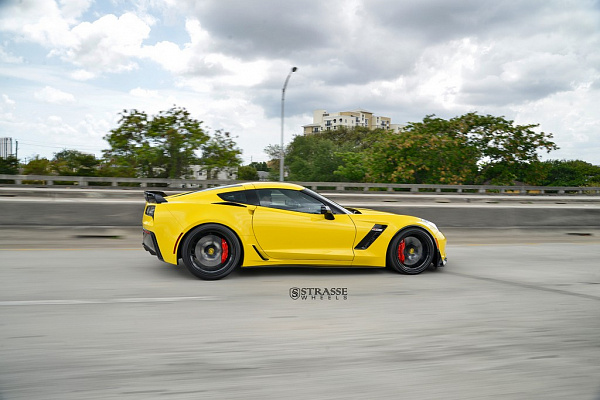 Фото дисков Strasse Wheels SM5R Deep Concave Monoblock Черный глянец на Chevrolet Corvette C7