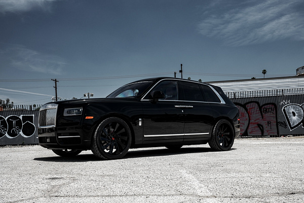 Фото дисков Savini SV81 Черный глянец на Rolls-Royce Cullinan