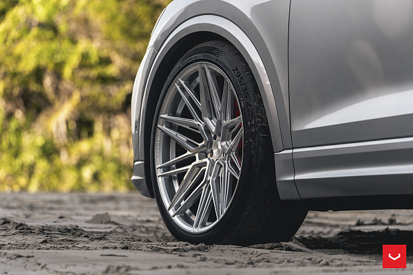Фото дисков Vossen HF-7 Серебро на Audi Q8