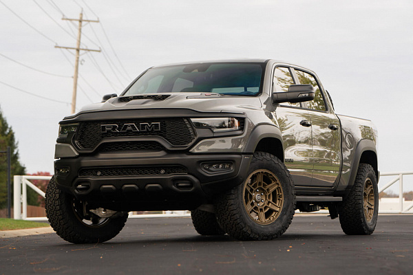 Фото дисков HRE FT1 Сатиновое темное золото на Ram 1500 V