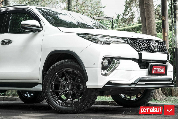 Фото дисков Vossen HF6-4 Черный глянец на Toyota Fortuner II