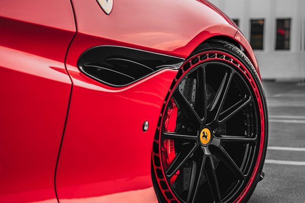 Фото дисков CEC C111 Черный глянец на Ferrari Portofino
