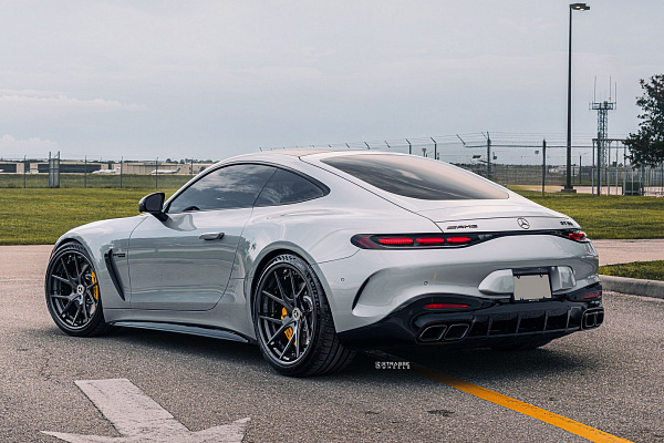 Фото дисков Strasse Wheels SM5RT Deep Concave FS Черный глянец на Mercedes-Benz AMG GT II