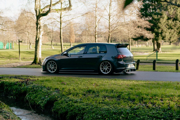 Фото дисков Bola B19 Сатиновый лак на Volkswagen Golf VII