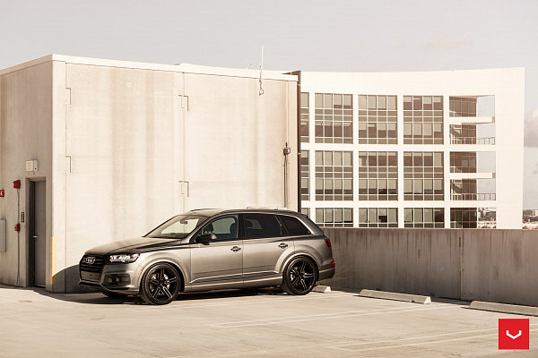 Фото дисков Vossen HF-1 Глянцевый темный лак на Audi Q7 (4M)