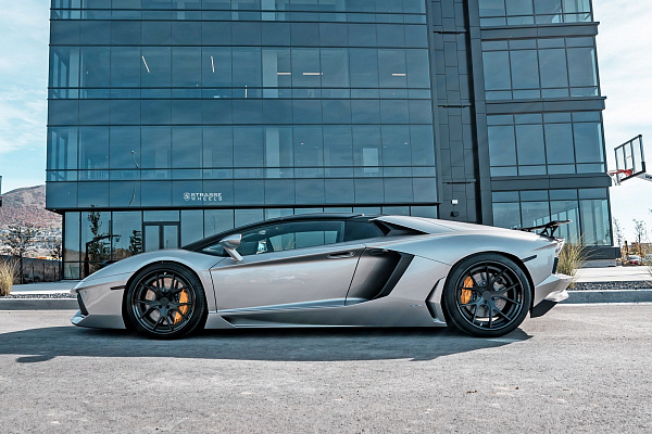 Фото дисков Strasse Wheels SM5R Deep Concave FS Черный матовый на Lamborghini Aventador