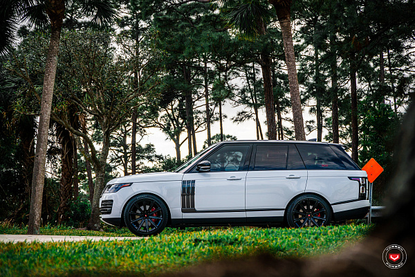 Фото дисков Vossen UV-2 Черный глянец на Range Rover IV