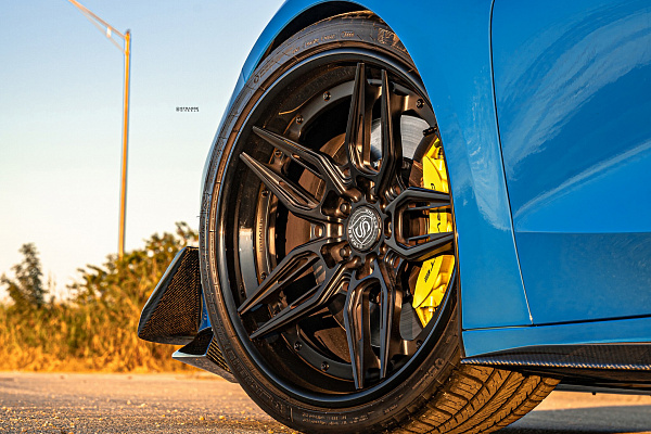 Фото дисков Strasse Wheels SV4-RS Deep Concave FS Черный сатин на Chevrolet Corvette C8