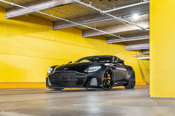 Фото дисков Brixton Forged PF8 Черный сатин на Aston Martin DBS 3
