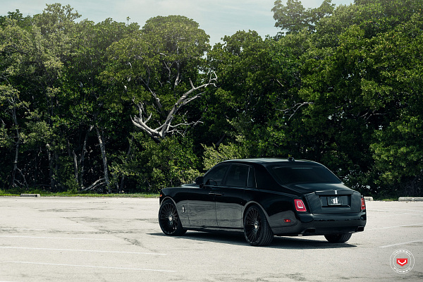 Фото дисков Vossen S17-14 Черный глянец на Rolls-Royce Phantom