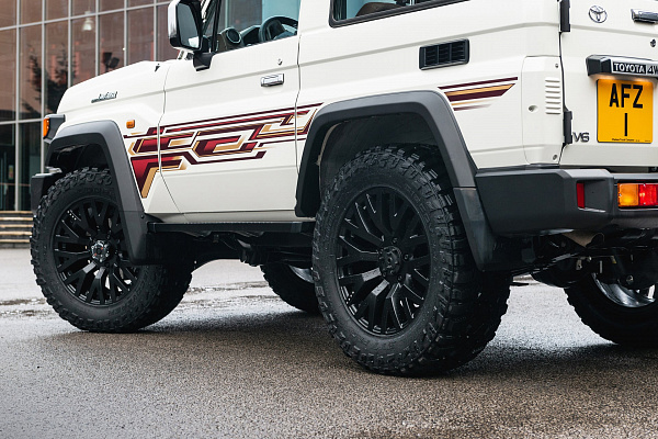 Фото дисков Kahn G22 DC Черный сатин на Toyota Land Cruiser 70