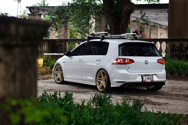 Фото дисков HRE P107 Сатиновое золото на Volkswagen Golf VII