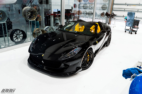 Фото дисков 1886 Wheels G010 Черный глянец на Ferrari 812