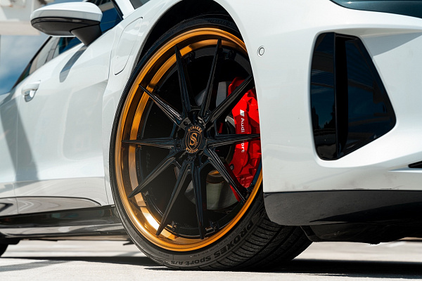 Фото дисков Strasse Wheels SV10 Deep Concave FS Черный глянец на Audi E-tron GT