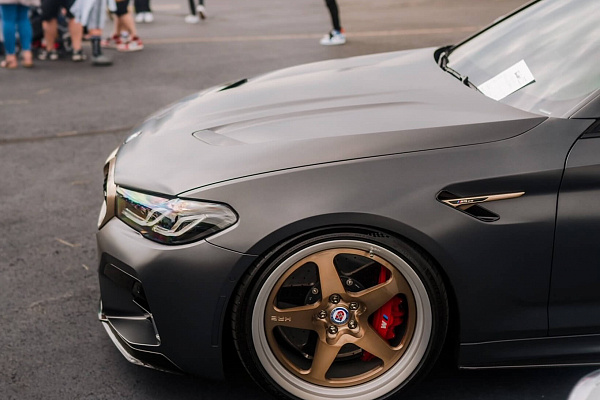 Фото дисков HRE 527 Глянцевое темное золото на BMW 5/M5 (G30/F90)