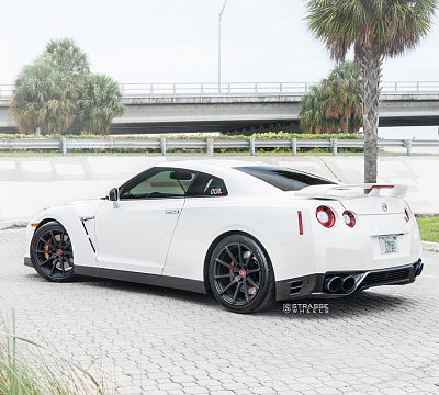 Фото дисков Strasse Wheels R10 Deep Concave Monoblock на Nissan GT-R