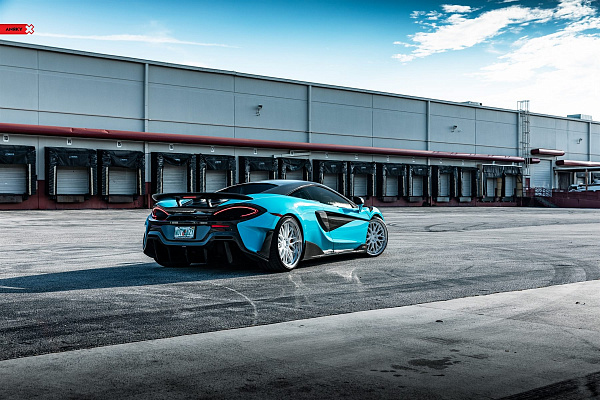 Фото дисков Anrky RS1 Белый глянец на McLaren 600
