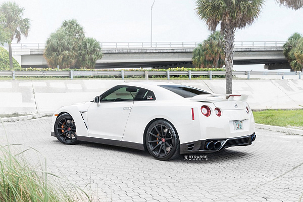 Фото дисков Strasse Wheels R10 Deep Concave Monoblock Черный сатин на Nissan GT-R