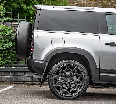 Фото дисков Kahn Type 57 RS на Land Rover Defender II