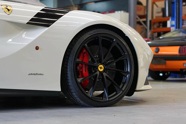 Фото дисков HRE P204 Черный сатин на Ferrari F12