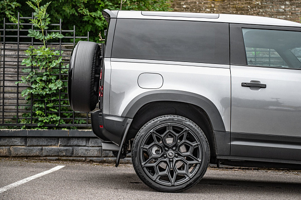 Фото дисков Kahn Type 57 RS Черный матовый на Land Rover Defender II
