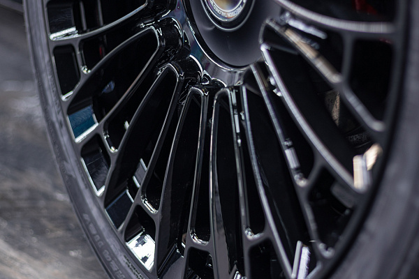Фото дисков Brixton Forged LX01 Черный глянец на Cadillac Escalade V