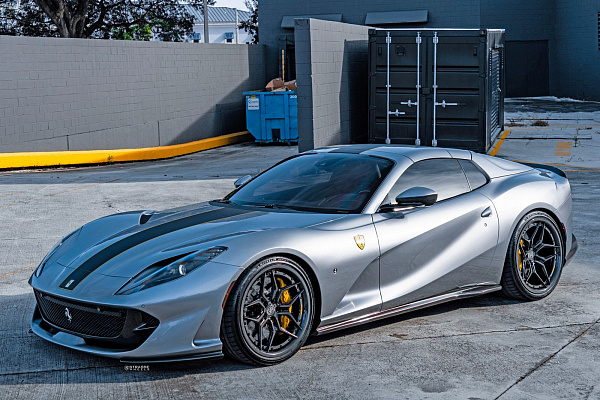 Фото дисков Strasse Wheels SV5R Deep Concave FS Другой цвет на Ferrari 812