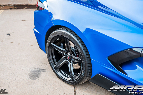 Фото дисков MRR F23 Черный глянец на Chevrolet Corvette C8