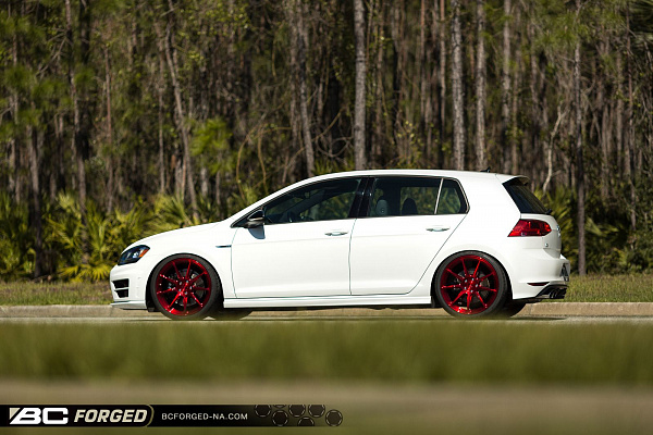 Фото дисков BC Forged RZ39 Красный глянец на Volkswagen Golf VII