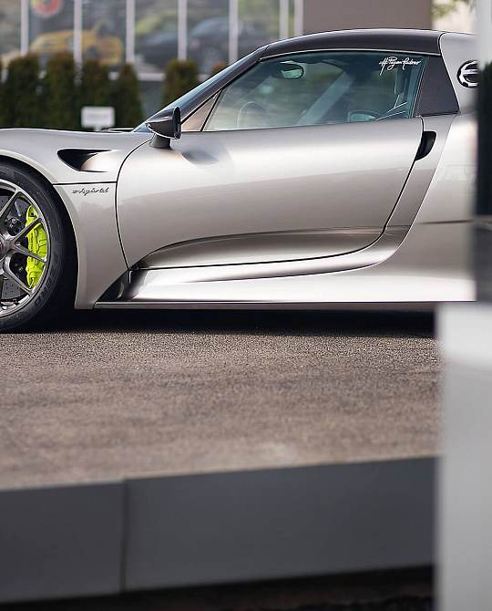 Фото дисков P101 Глянцевый темный лак на Porsche 918 Spyder