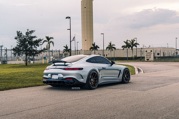 Фото дисков Strasse Wheels SM5RT Deep Concave FS Черный глянец на Mercedes-Benz AMG GT II