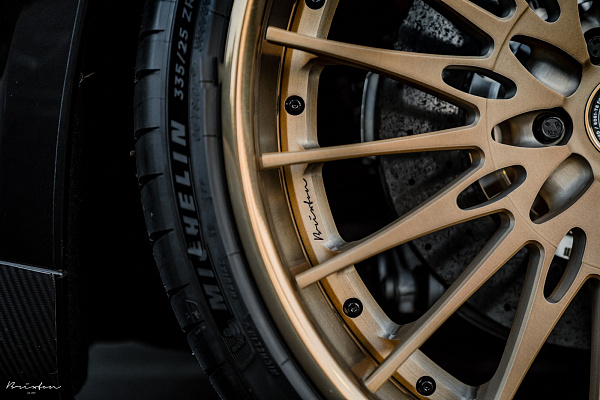 Фото дисков Brixton Forged HS1 Сатиновое темное золото на Ferrari FF