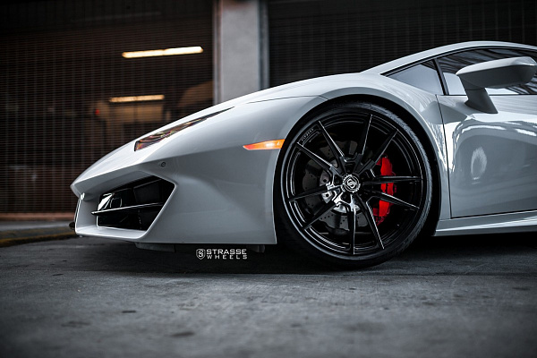 Фото дисков Strasse Wheels SV1 Deep Concave Monoblock Черный глянец на Lamborghini Huracan