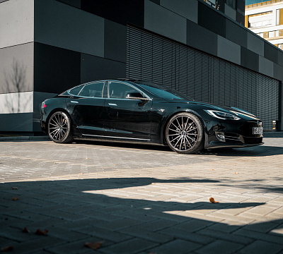 Фото дисков Vossen VFS-2 на Tesla Model S