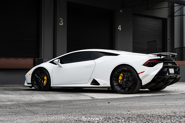 Фото дисков Anrky AN22 Черный глянец на Lamborghini Huracan