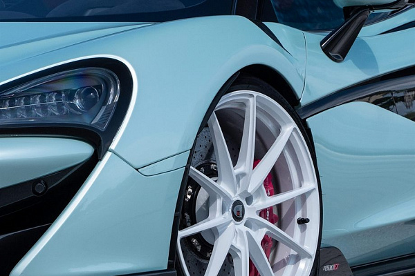Фото дисков Anrky AN18 Белый глянец на McLaren 600