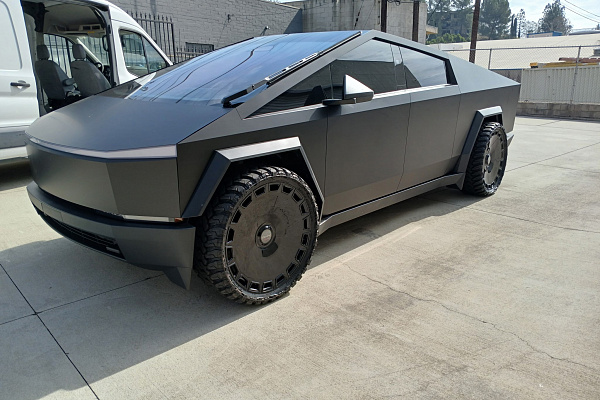 Фото дисков Giovanna Dicotto Черный глянец на Tesla Cybertruck