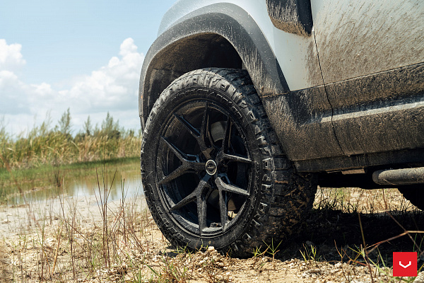 Фото дисков Vossen HF-5 Черный глянец на Land Rover Defender II