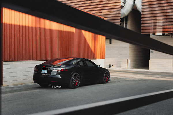 Фото дисков Strasse Wheels SM7T Deep Concave Черный глянец на Tesla Model S
