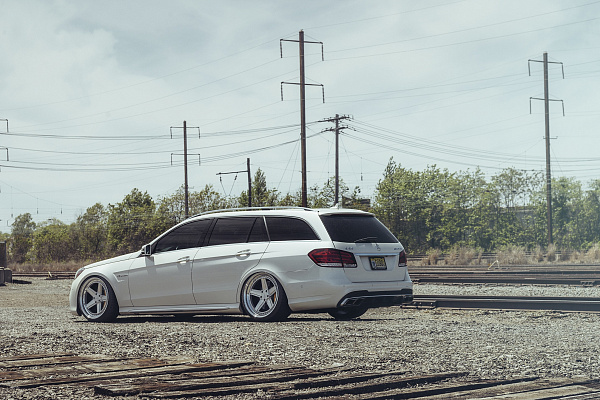 Фото дисков Rotiform PNT Серебро на Mercedes-Benz E-Class (W212, S212, C207)