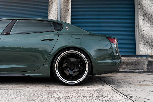 Фото дисков AL13 C005R Черный глянец на Maserati Quattroporte VI