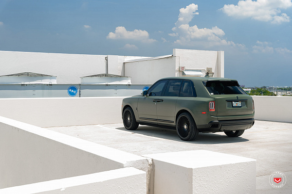 Фото дисков Vossen S17-16 Черный глянец на Rolls-Royce Cullinan