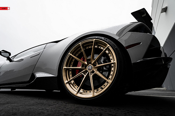 Фото дисков Anrky AN28 Глянцевое темное золото на Lamborghini Huracan