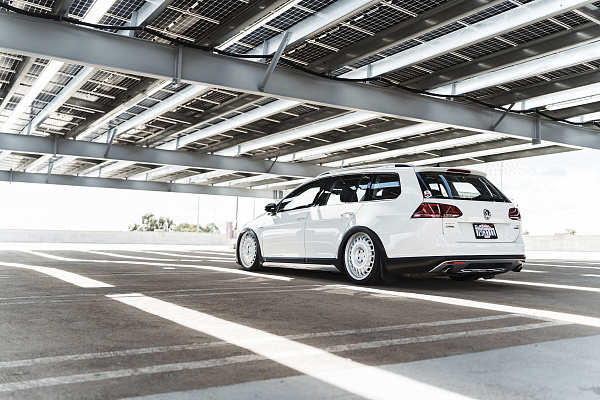 Фото дисков Rotiform PMF Серебро на Volkswagen Golf VIII