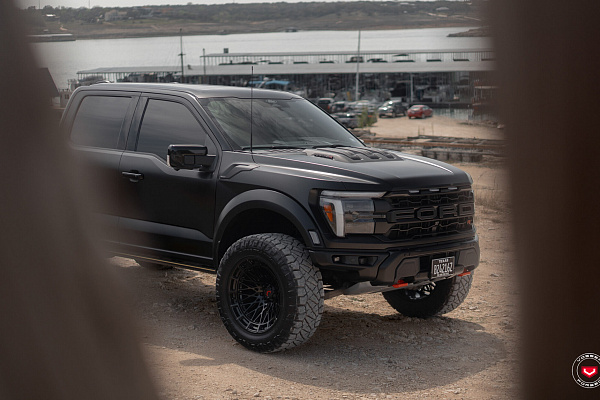 Фото дисков Vossen LCX-03 Черный глянец на GMC Sierra IV