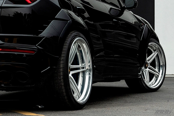 Фото дисков 1886 Wheels XR003 Сатиновый лак на Lamborghini Urus