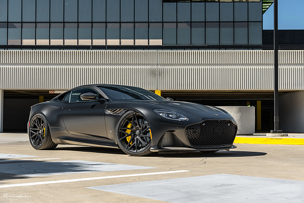 Фото дисков Brixton Forged PF8 Черный сатин на Aston Martin DBS 3