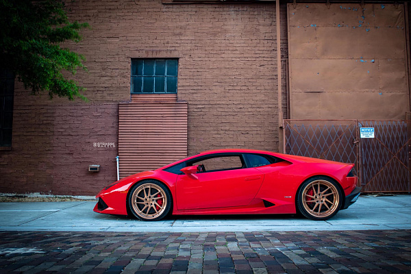 Фото дисков Strasse Wheels SV1T Deep Concave FS Сатиновое золото на Lamborghini Huracan