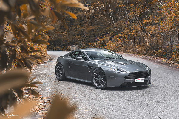 Фото дисков Brixton Forged CM5-R Сатиновый темный лак на Aston Martin Vantage 3