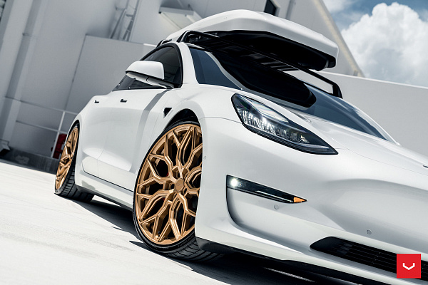 Фото дисков Vossen HF-2 Сатиновое золото на Tesla Model 3